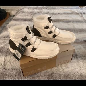 Brand NEW! Hey Dude - lea fur white